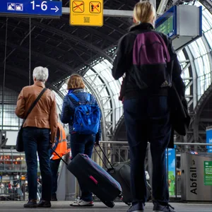 Menschen laufen durch den Hauptbahnhof