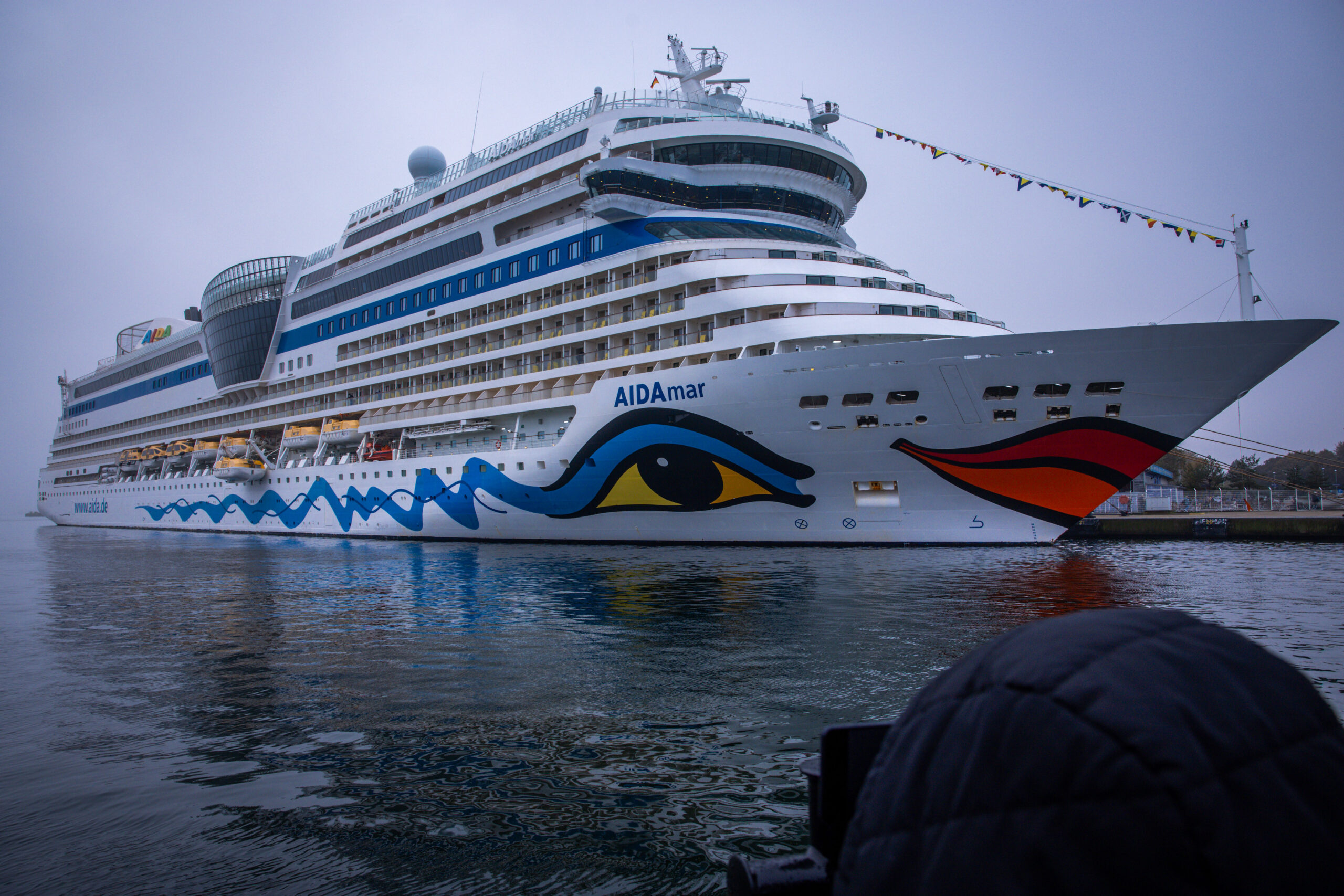 Das Kreuzfahrtschiff „AIDAmar“ liegt am Passagierkai in Warnemünde.