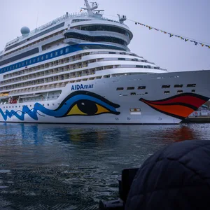 Das Kreuzfahrtschiff „AIDAmar“ liegt am Passagierkai in Warnemünde.