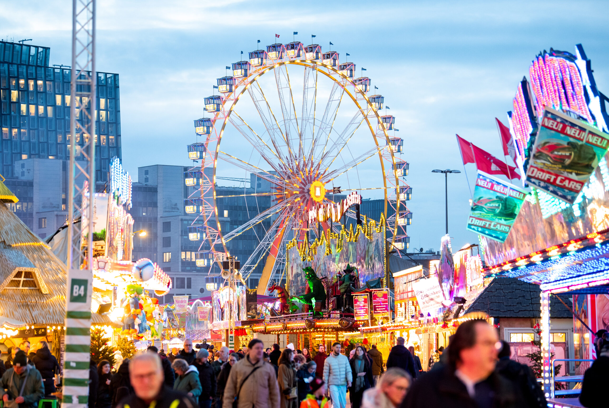 Riesenrad und Rummelbuden