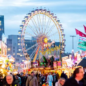 Riesenrad und Rummelbuden