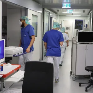 Ärzte und Pfleger auf einer Intensivstation im Krankenhause