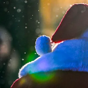 Eskaltation auf dem Stralsunder Weihnachtsmarkt. Kind streckt weihnachtsmann die Zunge aus und wird dann mit Rute geschlagen