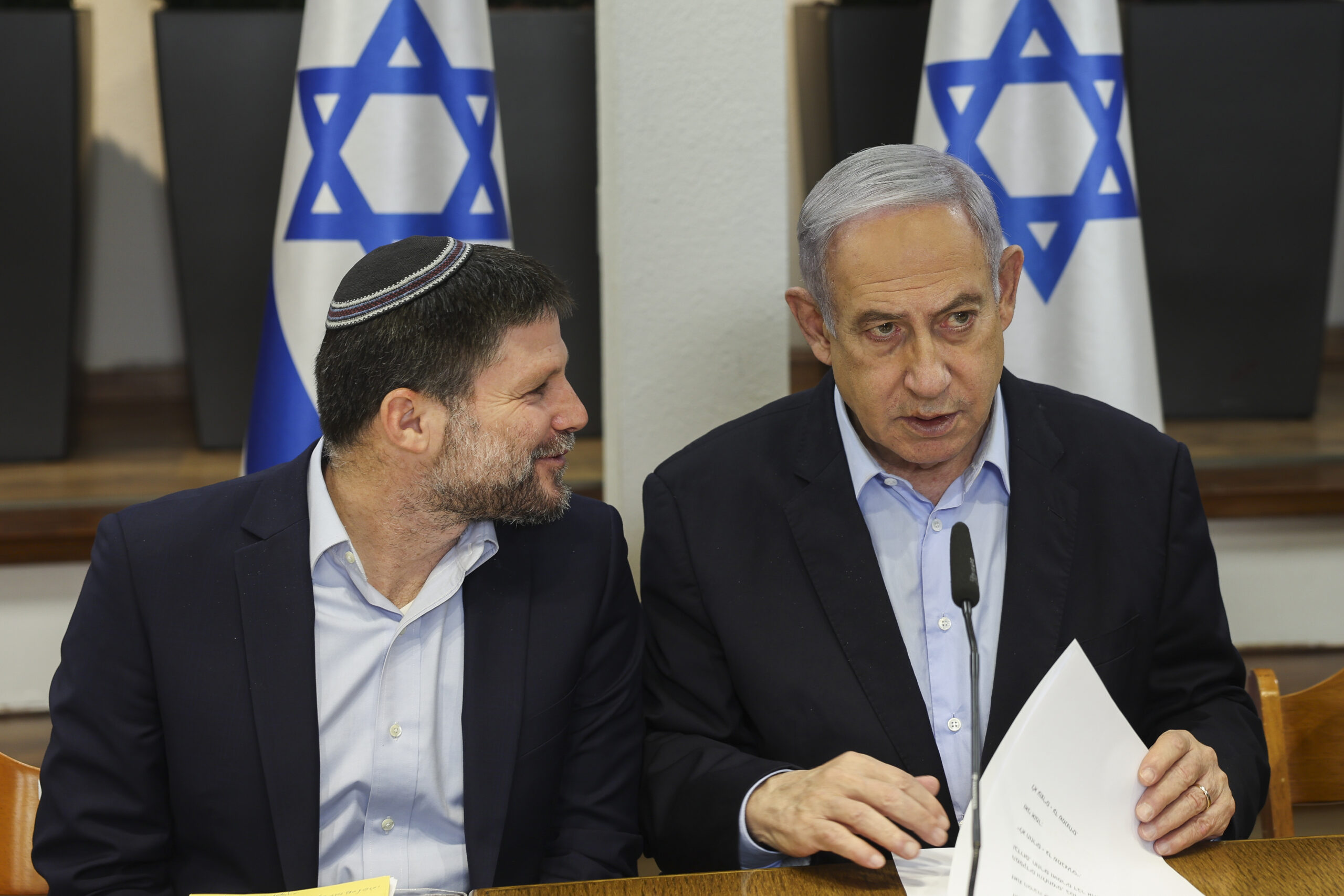 Israel-Premier Benjamin Netanjahu (r.) mit seinem Finanzminister Bezalel Smotrich. Letzterer will nun die Annexion des Westjordanlands.