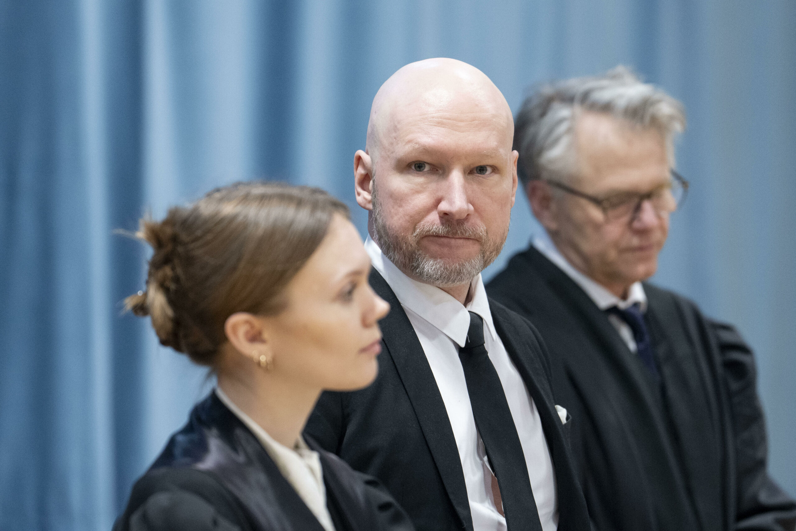 Terrorist Anders Behring Breivik zwischen zwei Juristen, während einer Anhörung im Januar 2024 in Oslo