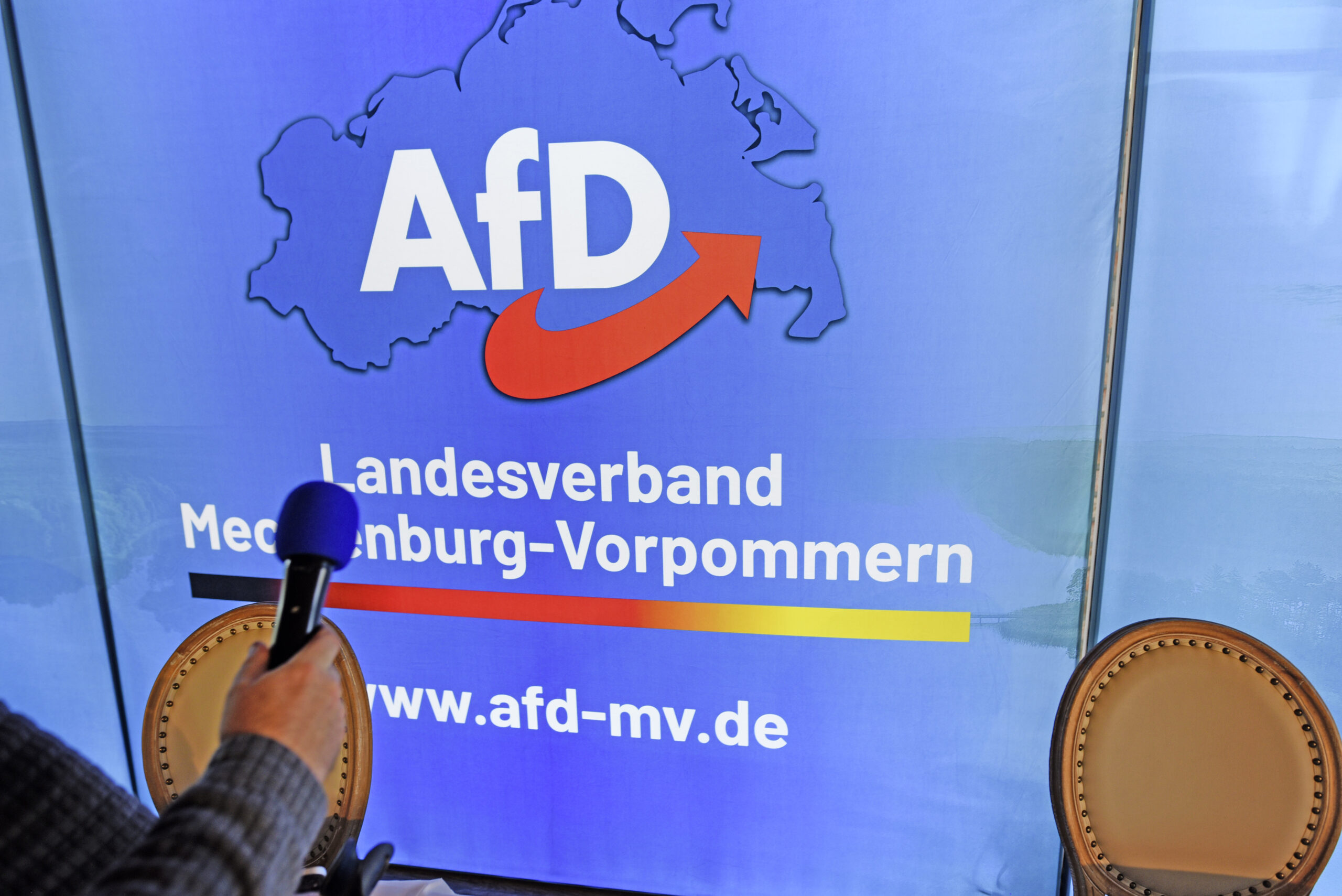 Blick auf das Präsidium vom Landesparteitag der AfD Mecklenburg-Vorpommern.