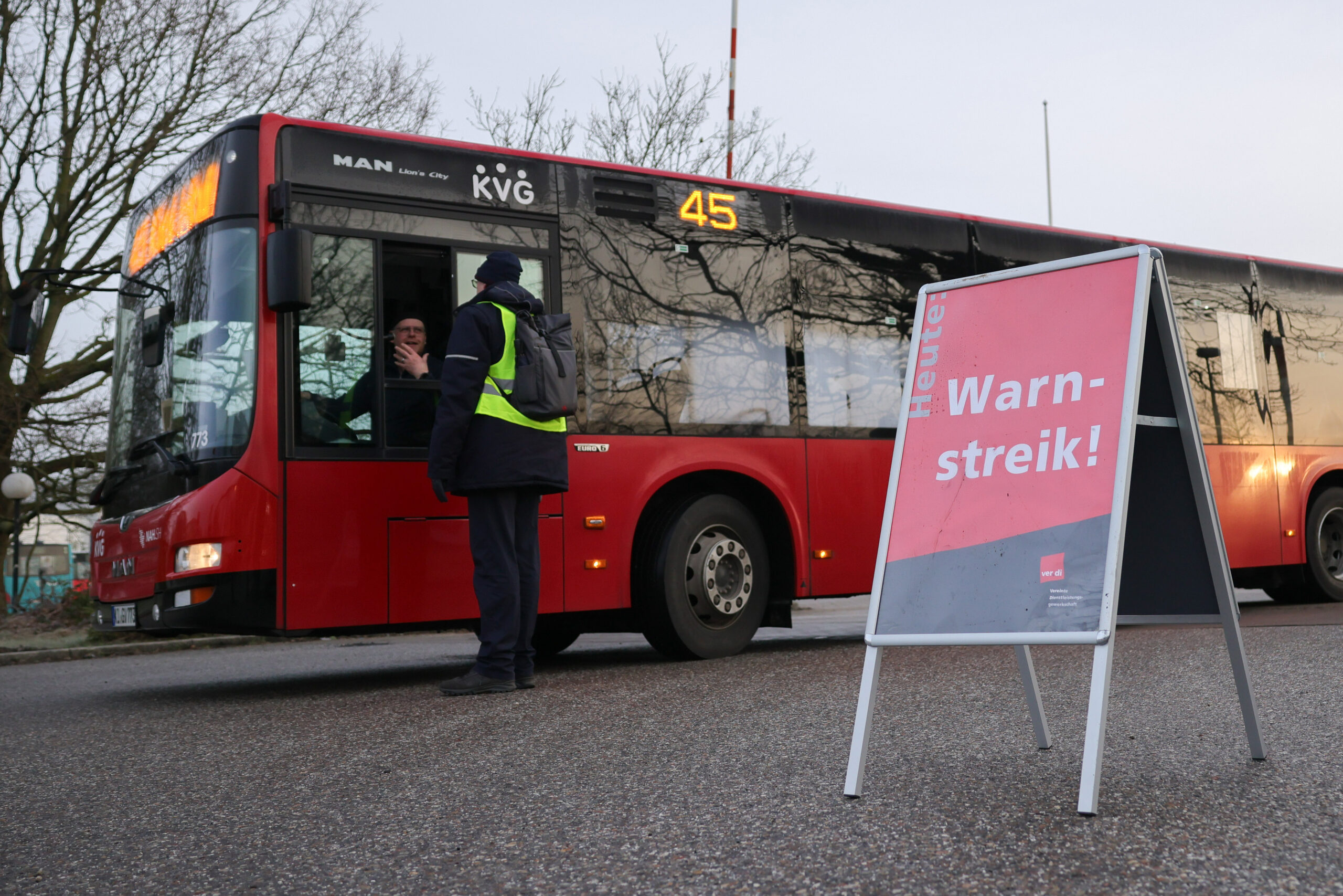 Ein Schild mit der Aufschrift „Warnstreik“