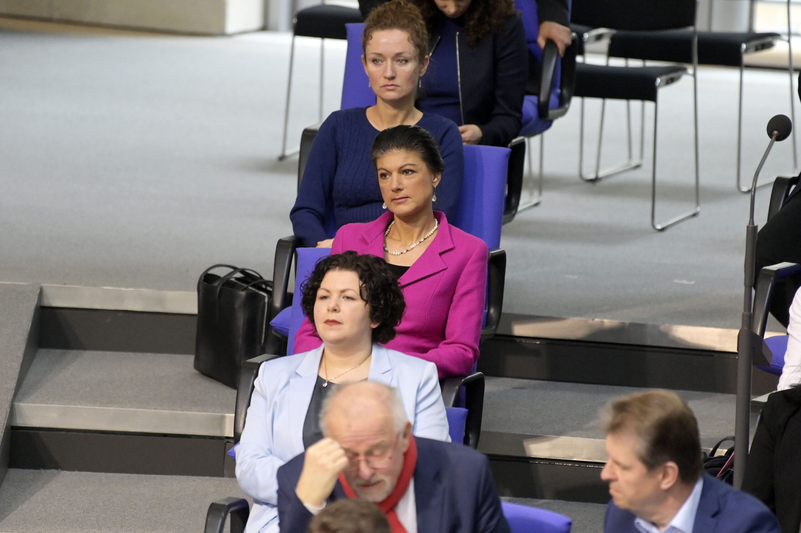 Zaklin Nastić (oben), BSW-Gründerin und Namensgeberin Sahra Wagenknecht (Mitte) und Amira Mohamed Ali im Bundestag.