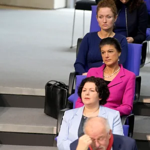 Zaklin Nastić (oben), BSW-Gründerin und Namensgeberin Sahra Wagenknecht (Mitte) und Amira Mohamed Ali im Bundestag.