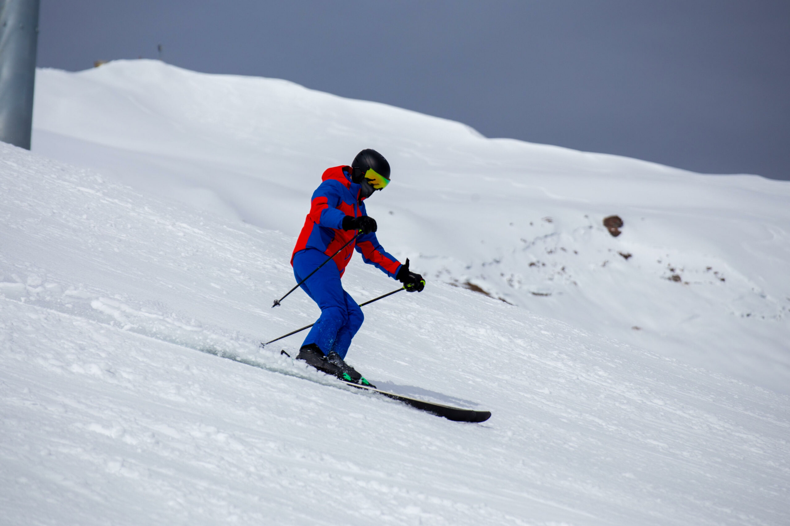 Ein Ski-Fahrer in den Schweizer Alpen