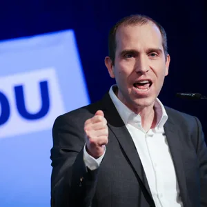 Der Hamburger CDU-Vorsitzende Dennis Thering fordert nach Trumps Wahlsieg Neuwahlen in Deutschland.