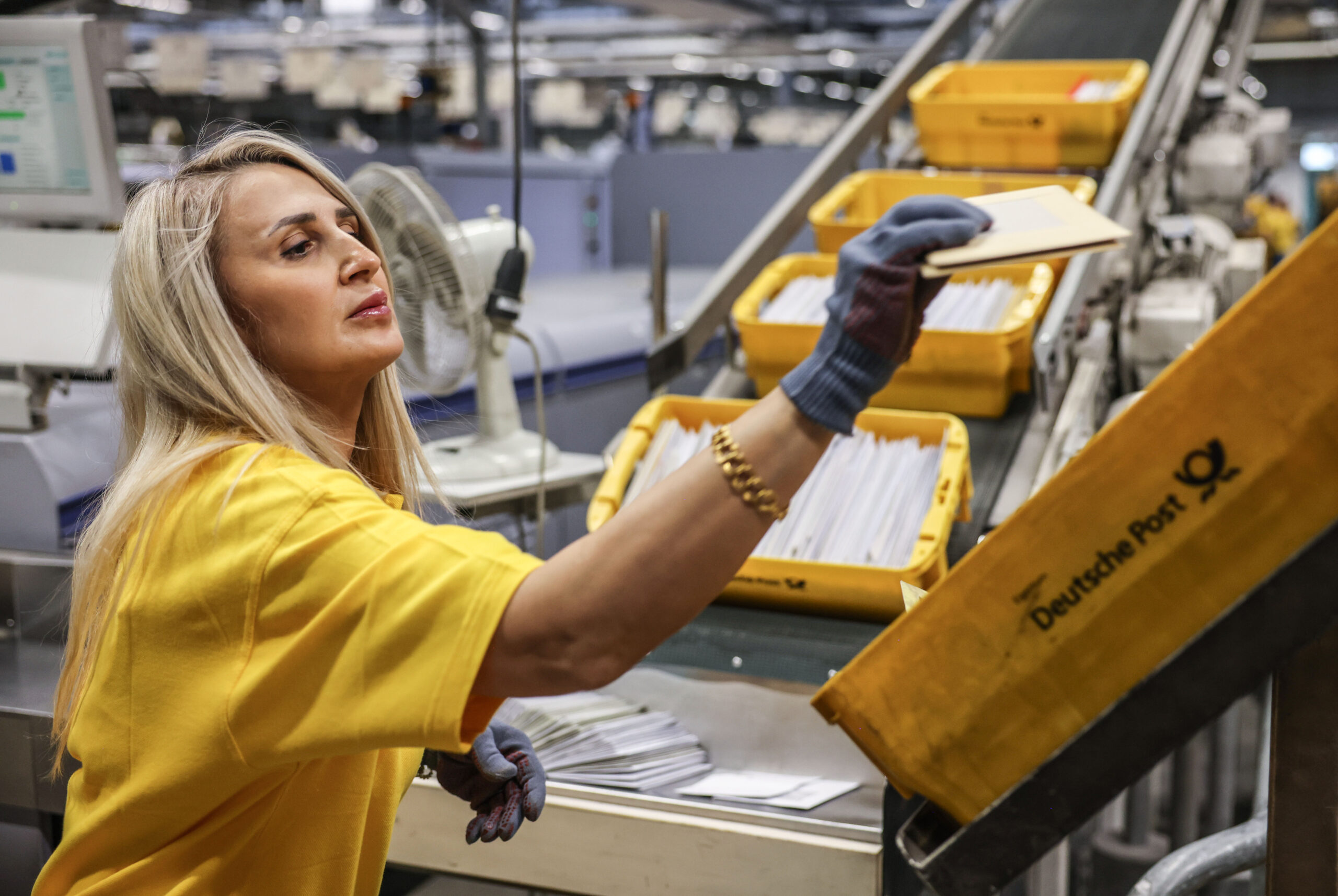 Eine Mitarbeiterin der Deutschen Post DHL sortiert Briefe im Briefverteilzentrum.