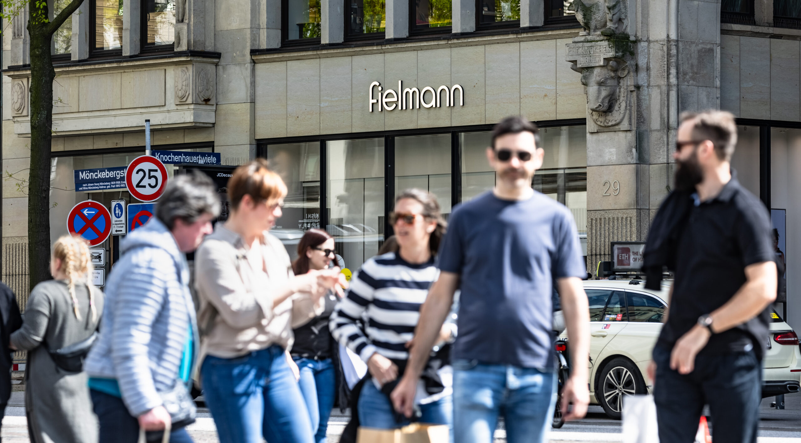 Menschen laufen vor der Fielmann-Filiale und er Mönckebergstraße