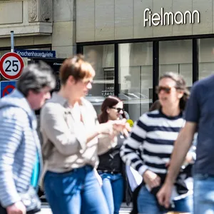 Menschen laufen vor der Fielmann-Filiale und er Mönckebergstraße