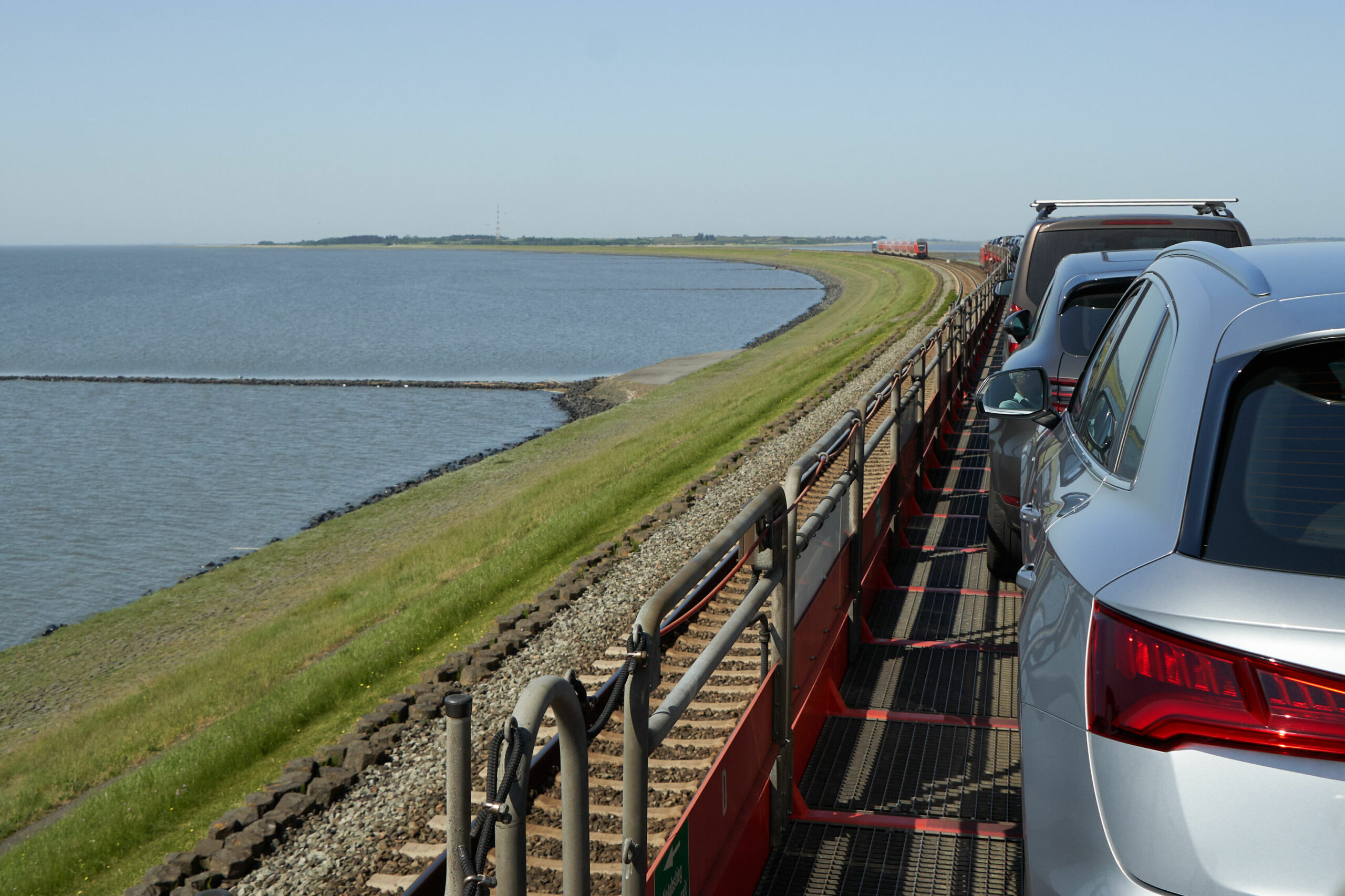 Pendler und Reisende müssen auf Alternativen ausweichen. Der Autozug zwischen Niebüll und Westerland wird modernisiert.