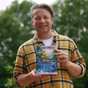 Da war er noch glücklich über sein Werk: Jamie Oliver bei einer PR-Aktion im Mai mit seinem Buch „Billy and the Giant Adventure“. (Archivbild)