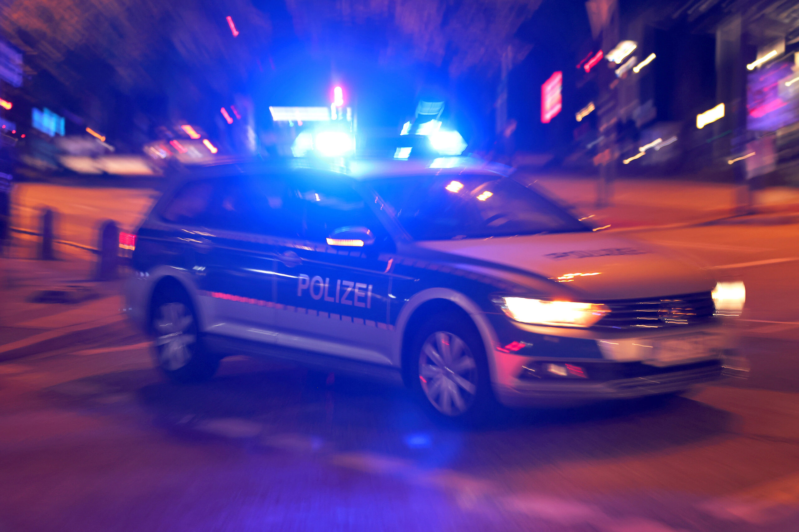 Symbolbild eines Polizeiautos mit Blaulicht