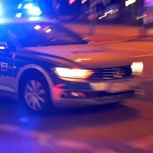 Symbolbild eines Polizeiautos mit Blaulicht