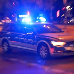 Symbolbild eines Polizeiautos mit Blaulicht