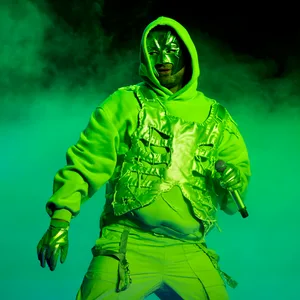 Ein Sänger mit Masken grünem Licht und Kapuzenpullover