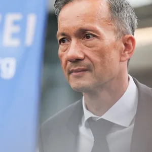 Mann vor Fahne: „Polizei Hamburg“