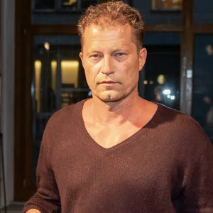 Ein Mann in dunkelbraunem Pullover