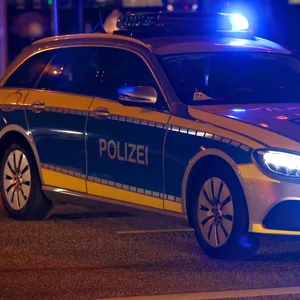 Seniorin in Harburg überfallen, zu Boden gestoßen und ausgeraubt – Polizei sucht Zeugen