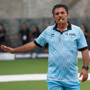 Schiedsrichter Babak Rafati gestikuliert mit Pfeife im Mund bei einem Spiel der Baller League