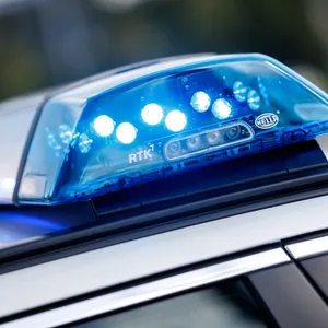 Eingeschaltetes Blaulicht auf dem Dach eines Polizeiwagens.
