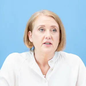 Eine Frau mit kurzen blonden Haaren (Lisa Paus)