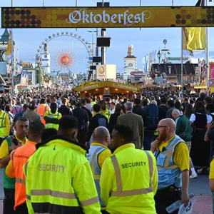 Security-Mitarbeiter auf dem Oktoberfest