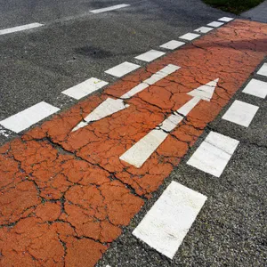 schmaler Fahrradweg in schlechter Kondition