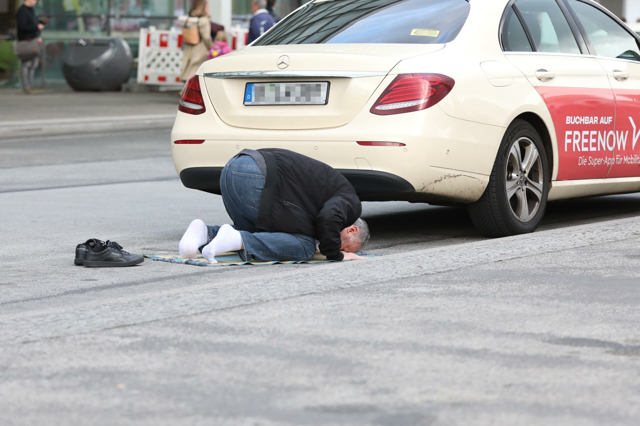 Der Mann parkte sein Fahrzeug auf der Kieler Straße und breitete einen Teppich aus. (Symbolfoto)