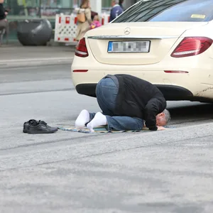 Der Mann parkte sein Fahrzeug auf der Kieler Straße und breitete einen Teppich aus. (Symbolfoto)
