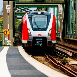 Eine S-Bahn fährt in den Bahnhof Elbbrücken ein. Eine weitere westliche Elbquerung wird es für S-Bahnen voraussichtlich nicht geben.