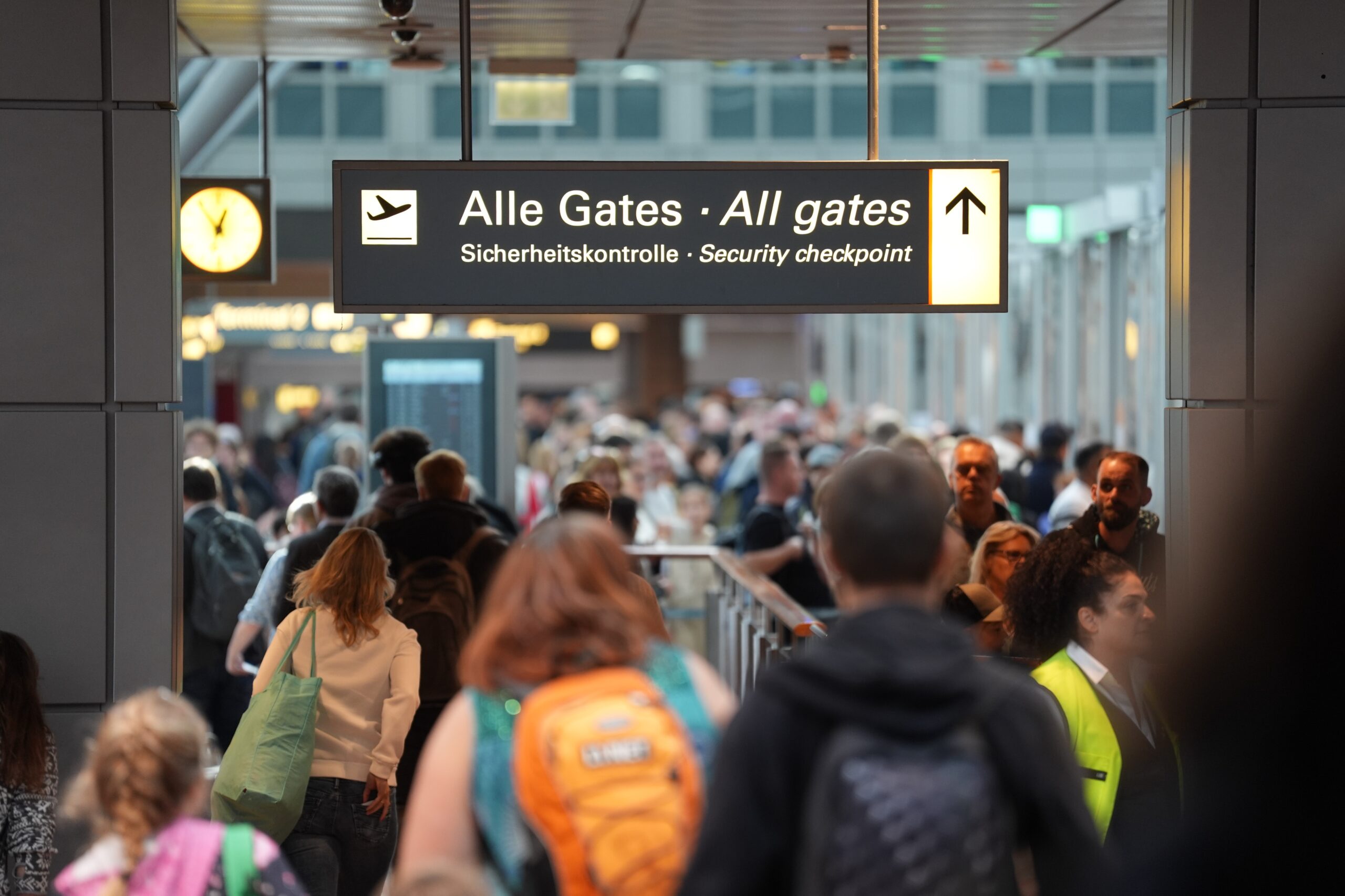 Flugpassagiere gehen zur Sicherheitskontrolle im Hamburg Airport.