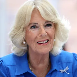 Eine ältere Frau (Königin Camilla) lächelt leicht in die Kamera