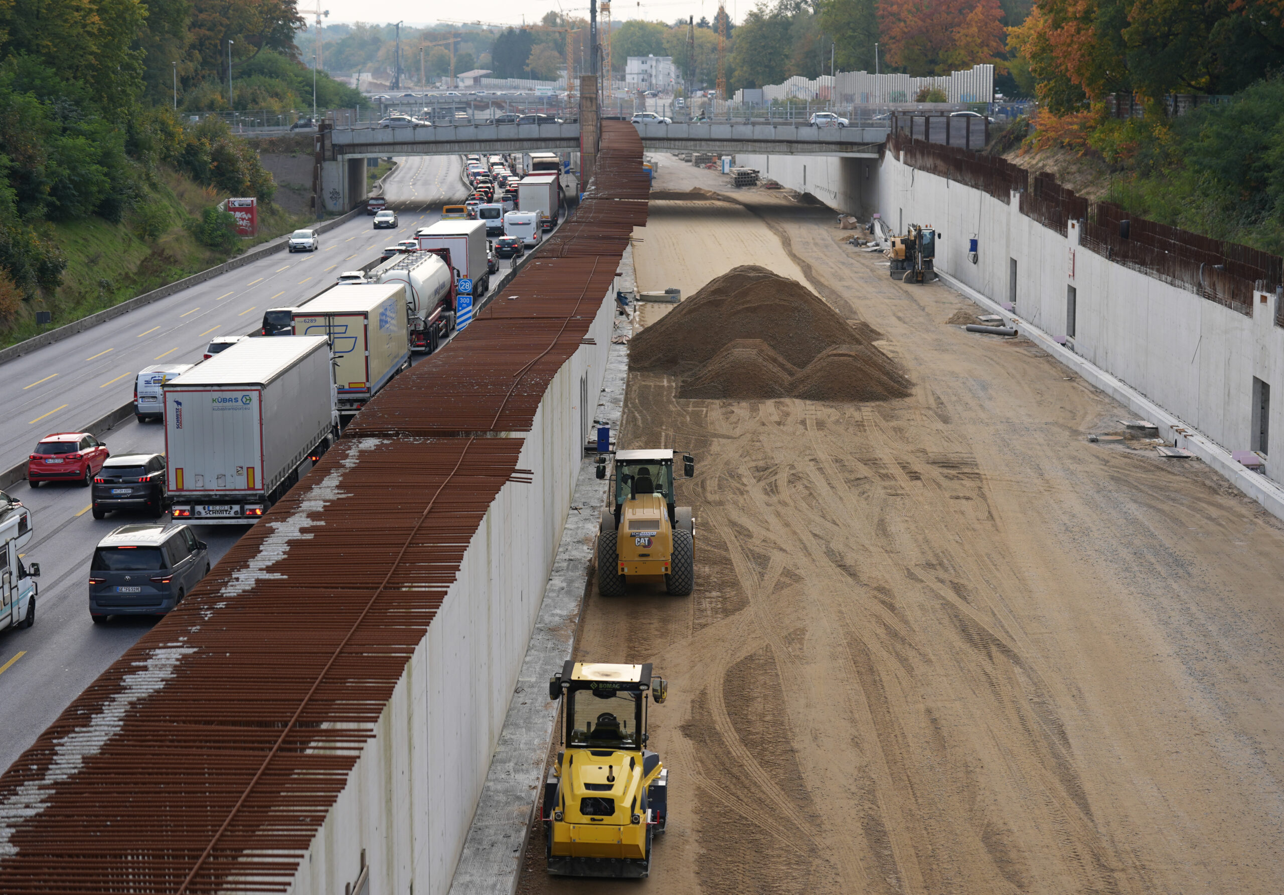 Autos fahren links über die Autobahn. Rechts ist eine Baustelle