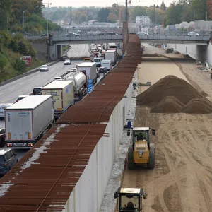 Autos fahren links über die Autobahn. Rechts ist eine Baustelle
