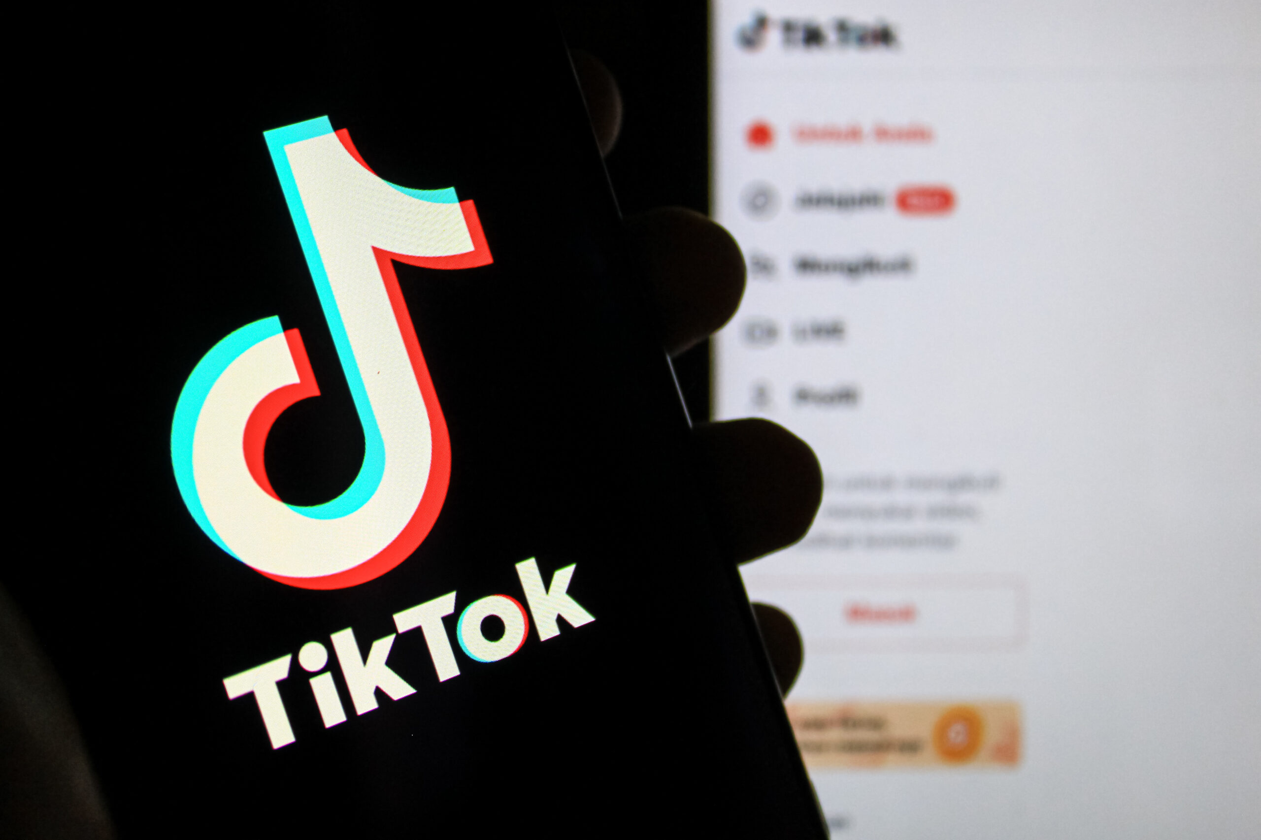 Abbildung eines Handys mit der TikTok App geöffnet