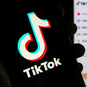 Abbildung eines Handys mit der TikTok App geöffnet