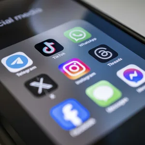 Ein Handy mit Social Media Apps
