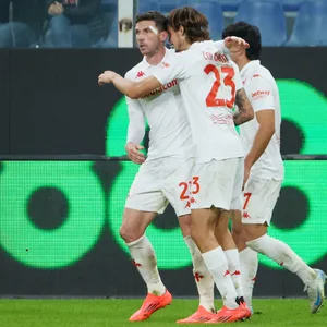 Florenz-Spieler feiern den Treffer von Robin Gosens zum 1:0