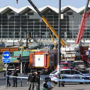 Ein Bahnhofsgebäude mit zahlreichen Rettungskräften im Vordergrund