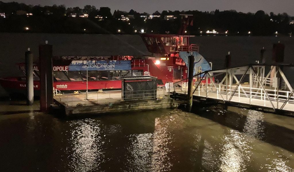 A ferry in Hamburg was evacuated due to the smell of fire