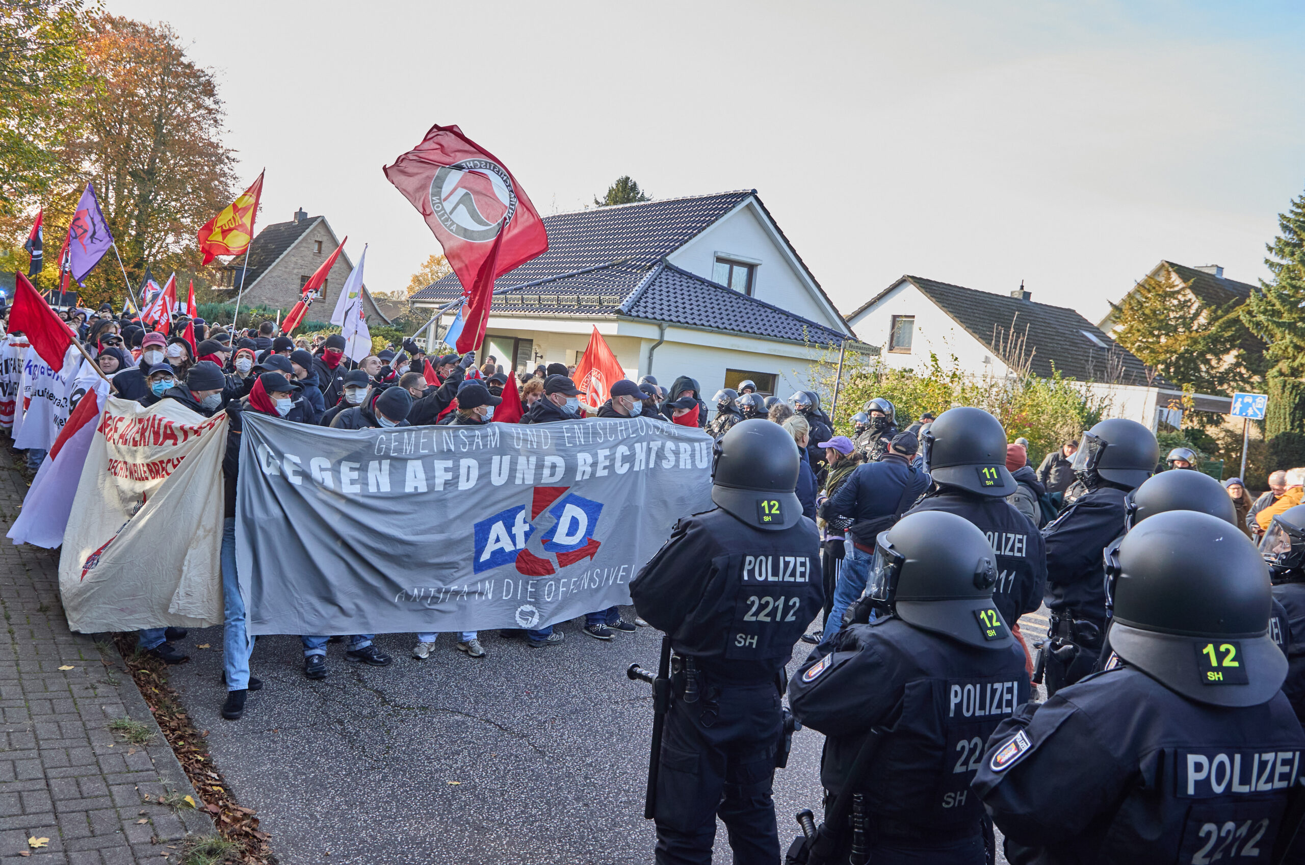 Demonstranten mit Anti-AfD-Plakaten stehen der Polizei gegenüber