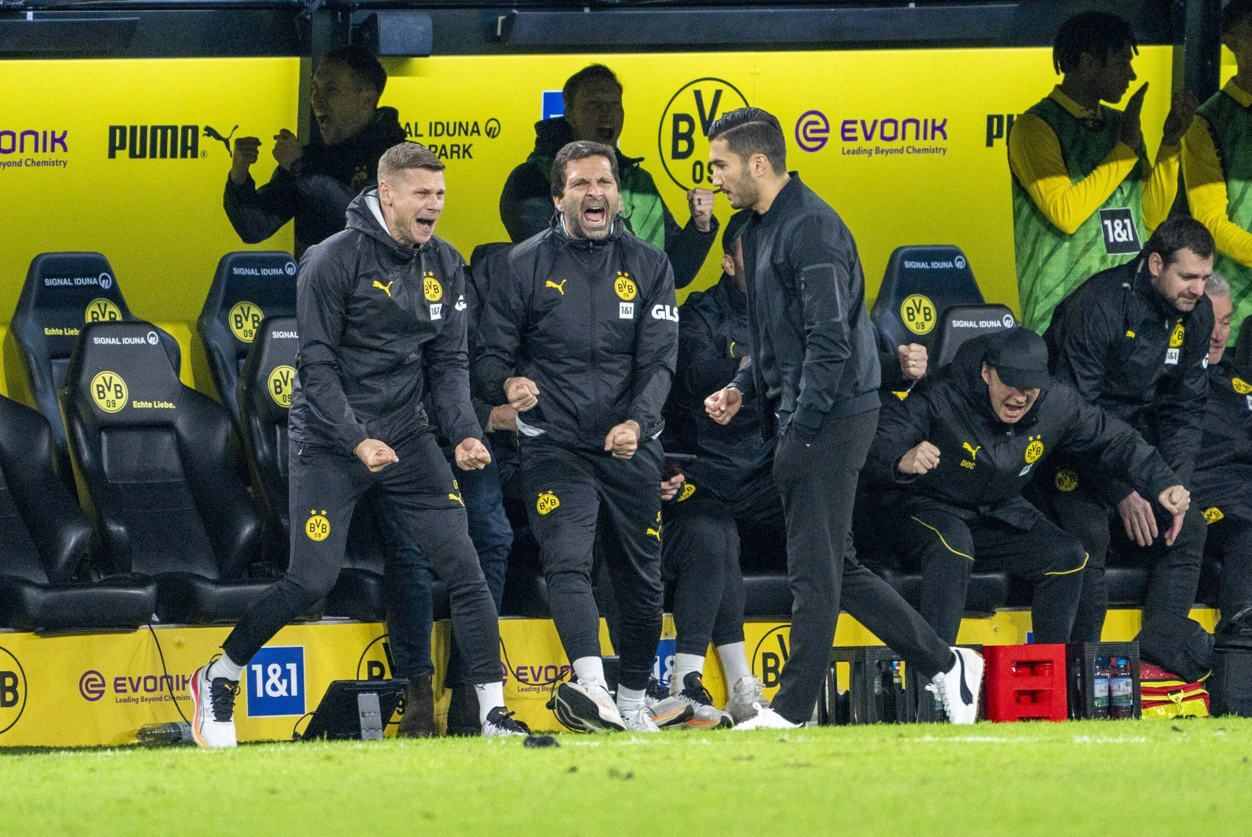 Nuri Sahin ballt die Faust und feiert den Sieg gegen RB Leipzig mit dem BVB-Staff an der Trainerbank