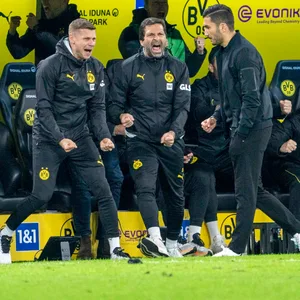 Nuri Sahin ballt die Faust und feiert den Sieg gegen RB Leipzig mit dem BVB-Staff an der Trainerbank