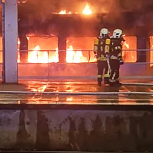 Einsatzkräfte der Feuerwehr löschen den Brand eines Zuges im S-Bahnhof Ahrensfelde.