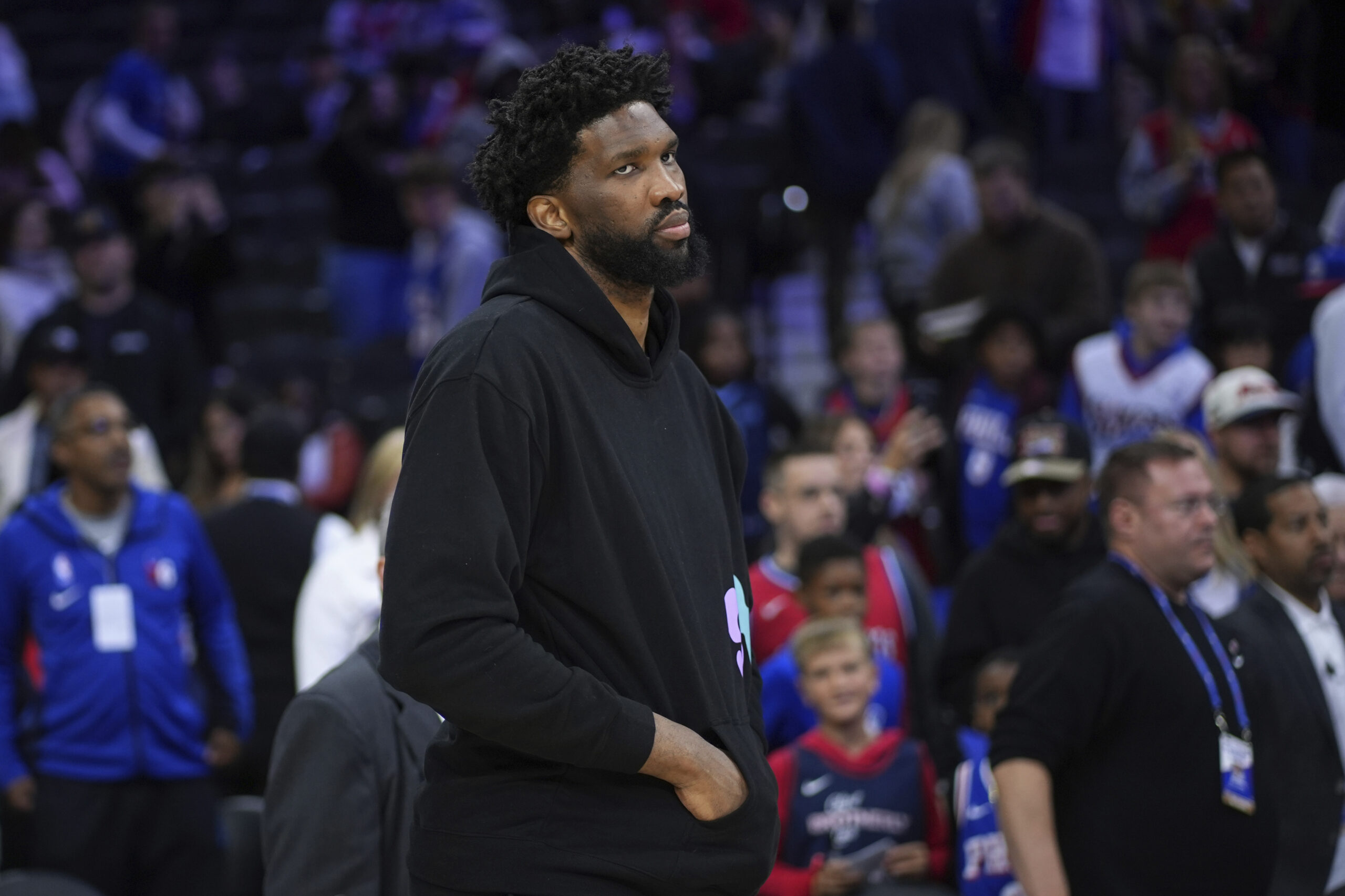 Joel Embiid in schwarzem Hoodie bei einem NBA-Spiel